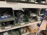de nombreuses boîtes contenant des appareils électroniques sur les rayons du magasin