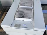 une machine blanche posée sur une palette