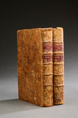 deux vieux livres posés l'un sur l'autre sur une table