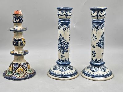 202 / J5 / Trois bougeoirs en céramique dont une paire…