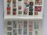 une photo d'une photo d'un livre avec des timbres