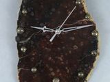 une horloge fabriquée à partir d'un morceau de chocolat