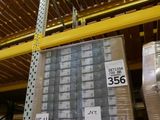 Les cartons sont empilés sur des palettes dans un vaste entrepôt.
