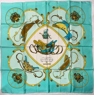 une écharpe bleue et jaune ornée d'un motif d'oiseau