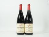 deux bouteilles de vin rouge posées l'une à côté de l'autre sur une table