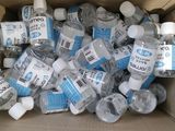 plusieurs bouteilles d'eau dans un carton