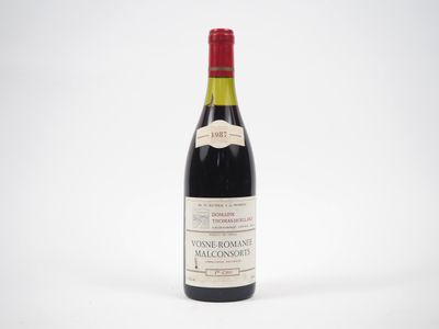 une bouteille de vin avec un bouchon rouge sur fond blanc