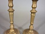 paire de chandeliers anciens en laiton sur fond blanc