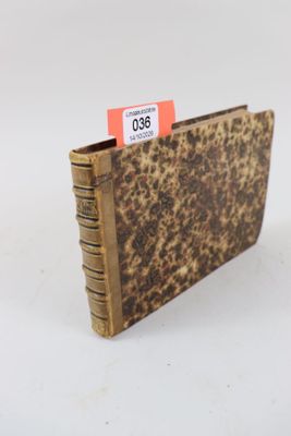 un gros plan sur un petit livre sur lequel est posée une étiquette de prix