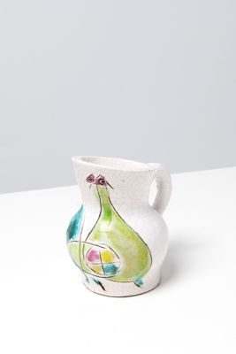 une image représentant un vase blanc sur lequel est peinte une poire