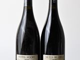 deux bouteilles de vin posées sur une table en bois