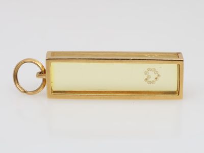 un pendentif en or jaune 18 carats serti d'un diamant