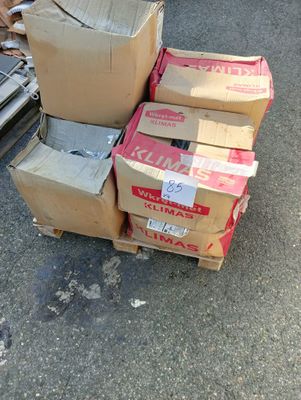 Plusieurs cartons sont empilés les uns sur les autres dans la rue.
