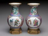 paire de vases chinois ornés de scènes peintes, posés sur des socles