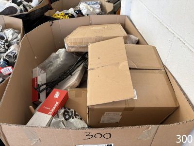de nombreux cartons posés sur le sol de la pièce
