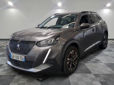 Le SUV gris est garé sur un sol en carrelage à damier.