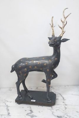 une statue représentant un cerf debout sur une table