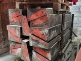 un gros tas de bois empilé les uns sur les autres
