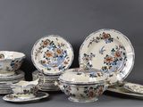 beaucoup d'assiettes et de bols posés sur une table