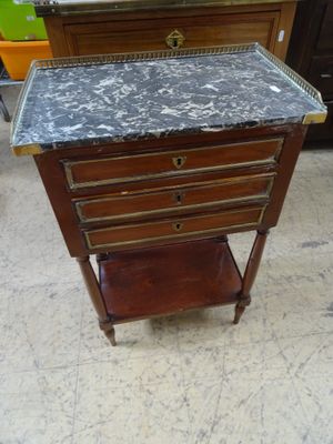 une table avec un plateau en marbre dans une pièce