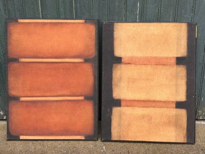 Deux œuvres d'art sont posées l'une à côté de l'autre sur le sol