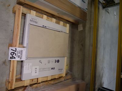 une photo d'une boîte sur laquelle est apposée une étiquette de prix