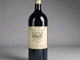 une bouteille de vin posée sur une table
