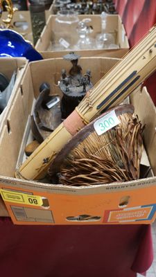 Un ensemble d'objets africains dont chapeau masque, instrume… - Photo 1