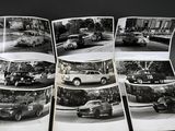 plusieurs photographies en noir et blanc de voitures anciennes présentées dans un livre