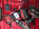 de nombreux outils dans une boîte rouge posée par terre