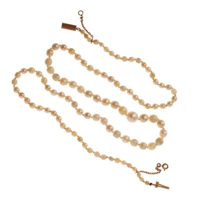 un gros plan d'un collier composé de perles et d'une croix suspendue à une chaîne