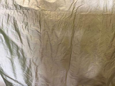 Doubles rideaux en soie de couleur bronze composés de 8 lés.