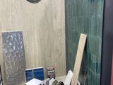 une photo d'un présentoir de carrelage dans un showroom