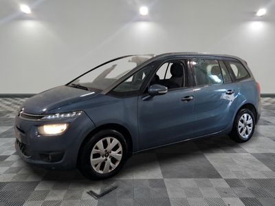 la photo d'une voiture bleue garée dans un garage