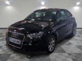 une image d'une voiture audi noire dans une salle d'exposition