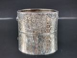 une coupe en argent posée sur une surface noire
