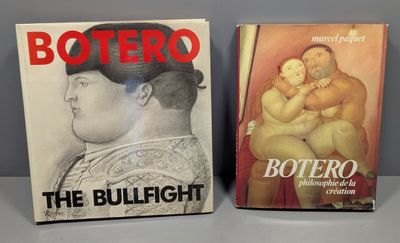 deux livres posés l'un à côté de l'autre sur une table