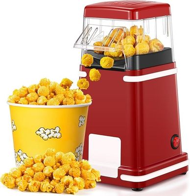 une machine à pop-corn et un seau de pop-corn posé à côté