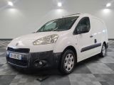 la camionnette blanche est garée sur le sol en damier d'une pièce