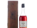 une bouteille de whisky dans un coffret en bois, à côté d'un autre coffret en bois