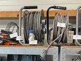 de nombreux types d'outils différents sur les étagères du garage