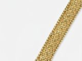 un bracelet en or avec un fermoir sur fond blanc