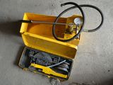 une boîte jaune avec un tuyau et une boîte jaune contenant un tuyau