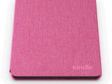 un étui rose pour Kindle posé sur une surface blanche