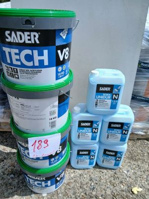 plusieurs seaux de peinture posés par terre les uns à côté des autres
