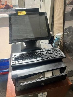 un ordinateur posé sur un bureau, avec un clavier et une souris