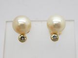 une paire de boucles d'oreilles en perles et diamants