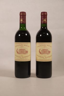 deux bouteilles de vin rouge posées l'une à côté de l'autre sur une table