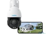 un appareil photo blanc avec un téléphone portable à côté et la photo d'une maison