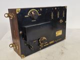 un gros plan d'une radio à l'ancienne posée sur une table